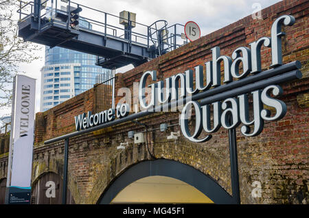 Une entrée dans le centre commercial GUNWHARF QUAYS de Portsmouth, à travers un tunnel sous une ligne de chemin de fer. Banque D'Images