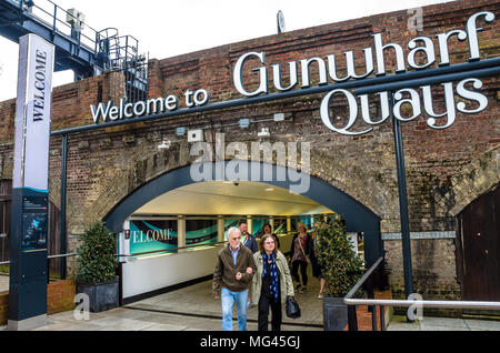 Une entrée dans le centre commercial GUNWHARF QUAYS de Portsmouth, à travers un tunnel sous une ligne de chemin de fer. Banque D'Images