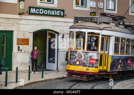 Lisbonne - 9 avril : des personnes non identifiées, marcher, parler et attendre que le célèbre tram ligne 28 apparaît dans l'image le 9 avril 2018 à Lisbonne, Portugal Banque D'Images