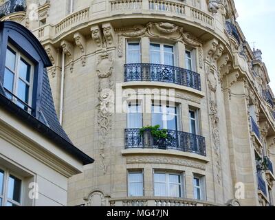 Balcon dans un immeuble Haussmann 3ème Arrondissement donnant sur Boulevard Beaumarchais, Paris, France. Banque D'Images