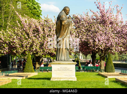 La statue du pape Jean Paul II, le travail du sculpteur Zurab Tsereteli, est installé dans le parc à côté de la cathédrale Notre-Dame de Paris depuis 2014. Banque D'Images