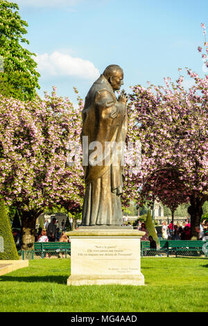 La statue du pape Jean Paul II, le travail du sculpteur Zurab Tsereteli, est installé dans le parc à côté de la cathédrale Notre-Dame de Paris depuis 2014. Banque D'Images