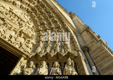 Vue de dessous de la droite de la gauche, ont dit "portail Portail de la Vierge', de la cathédrale Notre-Dame de Paris, dit la mort de Marie. Banque D'Images