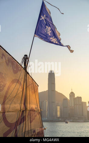 Junk Boat dans le port de Victoria, l'île de Hong Kong, Hong Kong Banque D'Images