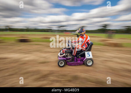 Les courses de tondeuse à Pulborough Banque D'Images