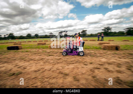 Les courses de tondeuse à Pulborough Banque D'Images