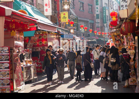 Les gens dans le quartier chinois, Kobe, Japon, Kansai Banque D'Images