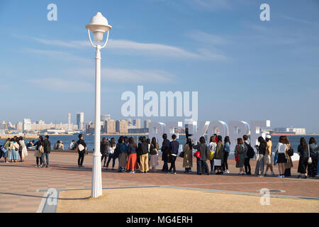 Personnes posant devant Kobe signer à l'harbour, Kobe, Japon, Kansai Banque D'Images