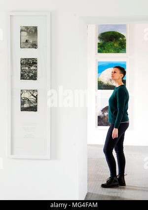 Yorkshire Sculpture Park (YSP) employé Kerry Chase à l'inauguration de leur nouveau terrain d'exposition à l'YSP à West Bretton, West Yorkshire. Banque D'Images