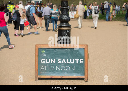 Hyde Park, London UK. 21 avril 2018. Parcs royaux signe pour canon à midi dans Hyde Park pour célébrer le 92e anniversaire de Sa Majesté la Reine. Banque D'Images