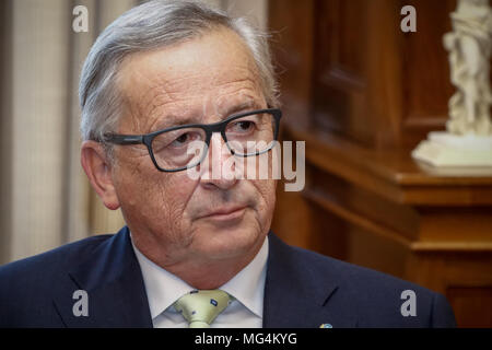 Athènes, Grèce, le 26 avril 2018 : Premier Ministre de la Grèce, Alexis Tsipras rencontre le président de la Commission européenne, Jean-Claude Juncker à Maximos Mansion Banque D'Images