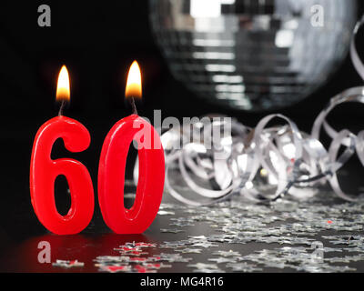N° 60 bougies rouges montrant Abstract Background pour anniversaire ou fête d'anniversaire. Banque D'Images