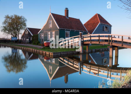 Néerlandais historique house au Zaanse Schans village le soir près de Zaandam, aux Pays-Bas Photo prise le 16 avril 2018 Banque D'Images