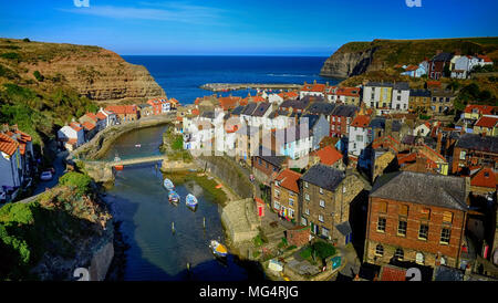 Vue sur Staithes, dans le nord du Yorkshire, vue sur la mer depuis le bar Cow. En été, en début de soirée. Ciel bleu et mer Banque D'Images