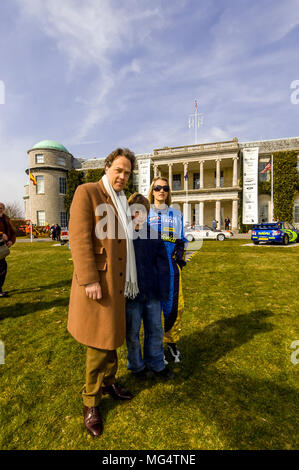 Lord March (à gauche) avec ses enfants Freddie et Lady Alexandra Gordon Lennox, le port du costume de Fernando Alonso au volant, à la Goodwood Festival of Speed appuyez sur Jour. Banque D'Images