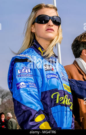 Lady Alexandra Gordon Lennox, fille de Lord March, vêtu du costume de Fernando Alonso au volant, au Goodwood Festival of Speed appuyez sur Jour. Banque D'Images