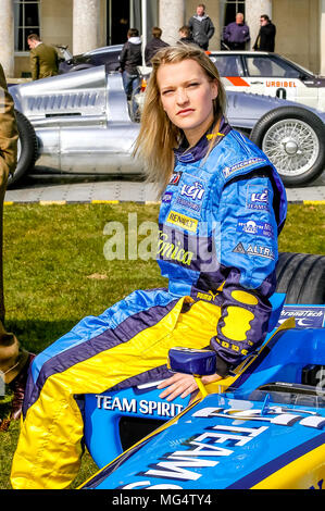 Lady Alexandra Gordon Lennox, fille de Lord March, vêtu du costume de Fernando Alonso au volant, au Goodwood Festival of Speed appuyez sur Jour. Banque D'Images