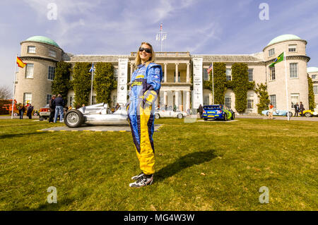 Lady Alexandra Gordon Lennox, fille de Lord March, vêtu du costume de Fernando Alonso au volant, au Goodwood Festival of Speed appuyez sur Jour. Banque D'Images