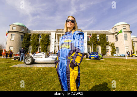 Lady Alexandra Gordon Lennox, fille de Lord March, vêtu du costume de Fernando Alonso au volant, au Goodwood Festival of Speed appuyez sur Jour. Banque D'Images