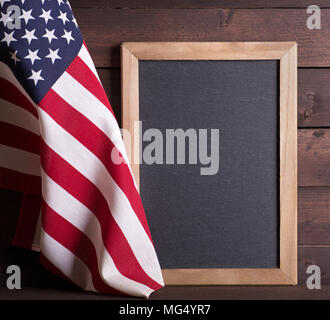 Drapeau américain avec blank chalkboard pour copier l'espace sur un fond de bois rustique Banque D'Images
