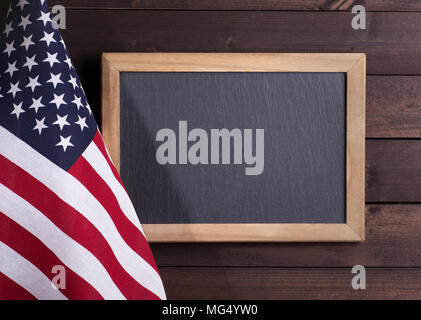 Drapeau américain avec blank chalkboard pour copier l'espace sur un fond de bois rustique Banque D'Images