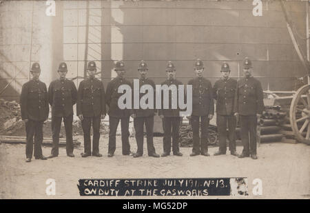 Véritable Carte postale photographique de policiers et mineurs de la Galles du Sud Grève du charbon en 1910 Banque D'Images