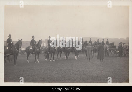 Véritable Carte postale photographique de policiers à cheval sur Alexandra Day 1914 à Workington Banque D'Images