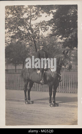 Véritable Carte postale photographique d'un policier à cheval Banque D'Images