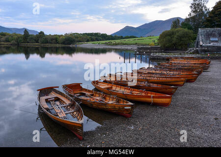 Barques en bois sur la berge à Keswick landing stage à l'aube de la Derwent Water Parc National de Lake District, Cumbria, Angleterre Banque D'Images