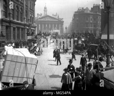 Vieux Londres victorien historique : les gens qui vaquent à leurs affaires dans les rues de la ville de Londres du 19ème siècle à Mansion House Street et le Royal Exchange, en 1896 Banque D'Images