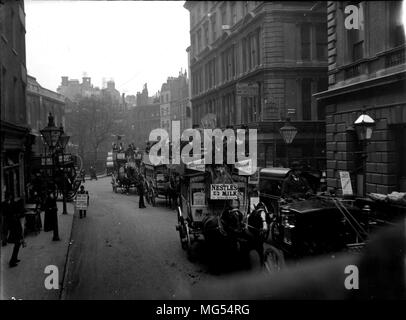 Vieux Londres victorien historique : les gens qui vaquent à leurs affaires dans les rues de Londres du 19ème siècle dans le Strand, Westminster, en 1896 Banque D'Images