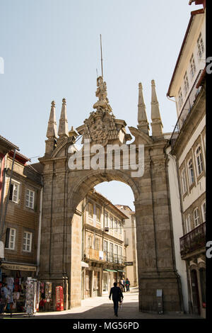 Arco da Porta Nova dans la ville de Braga Portugal, ce monument représente l'entrée de la ville. Banque D'Images