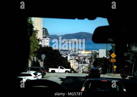 San Francisco et scènes d'actions de l'intérieur d'un Alcatraz sites taxi cab Banque D'Images