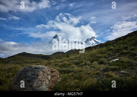 Cerro Paine Grande et les montagnes au milieu des nuages. Panorama. Plan d'ensemble. Banque D'Images