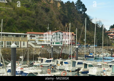 Port de Mutricu avec les bateaux amarrés en raison de l'ouragan Hugo et des intempéries avec ses bâtiments pittoresques dans l'arrière-plan de la photo. Land Banque D'Images