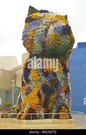 Sculpture Puppi paniers de fleurs et coloré est dans l'entrée du musée Guggenheim a été son créateur Jeff Coons. Billet d'Art Vacances. 25 mars Banque D'Images