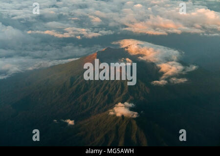 Mont Raung Gunung Raung (en indonésien) est l'un des volcans les plus actifs sur l'île de Java, Indonésie. situé dans la province de Java Est. Banque D'Images