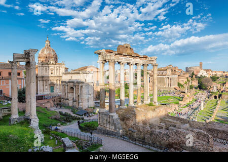 Forum romain à Rome, en Italie pendant le coucher du soleil.