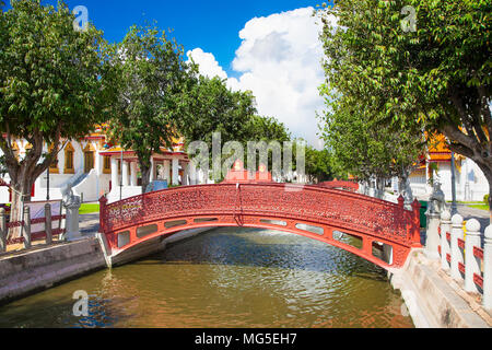 Pont sur le canal en Prachakon Prem en Temple (Wat Benchamabophit) à Bangkok, Thaïlande. Banque D'Images