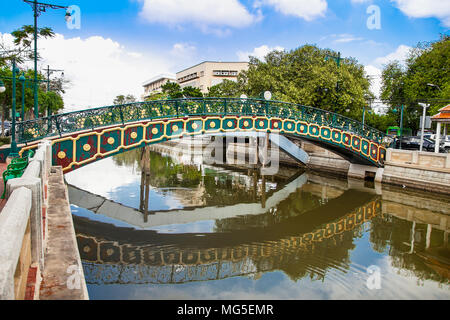 Pont sur le canal en Prachakon Prem en Temple (Wat Benchamabophit) à Bangkok, Thaïlande. Banque D'Images