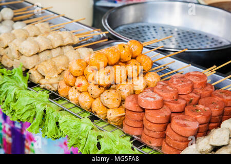 Saucisses grillées sur la rue thaïlandaise de Bangkok, Thaïlande. Banque D'Images