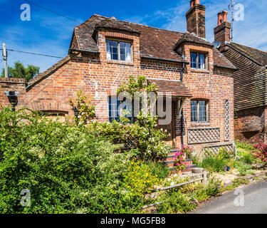 Une jolie maison dans le village de Little Bedwyn dans le Wiltshire. Banque D'Images