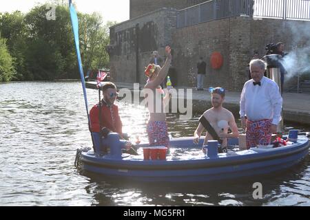 Bain à remous avec Royal assimilés célébrant le prince Harry's stag n 26 avril 2018 Banque D'Images