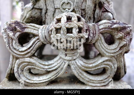 Close-up Ancient Chinese Lion en pierre en face de l'Eglise thaïlandaise. Banque D'Images