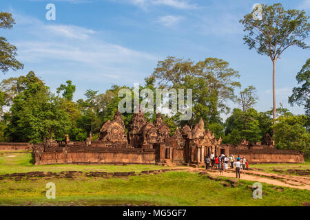 La vue du côté est du Cambodge, Banteay Srei (Citadelle des femmes) où les touristes sont debout sur la chaussée en face de l'orient. gopura Banque D'Images