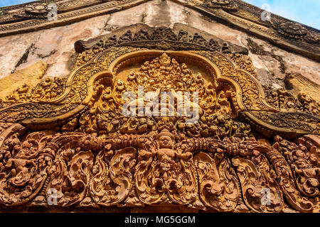 Close-up de l'ouest fronton de la gopura est de la deuxième enceinte du Cambodge Banteay Srei (la citadelle des Femmes) temple. Banque D'Images