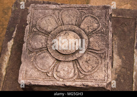 Close-up d'une fleur de lotus sur une sculpture en grès rouge carré, souvent dans des temples khmers. C'est une demeure d'un Shiva Linga au Cambodge, Banteay Srei. Banque D'Images