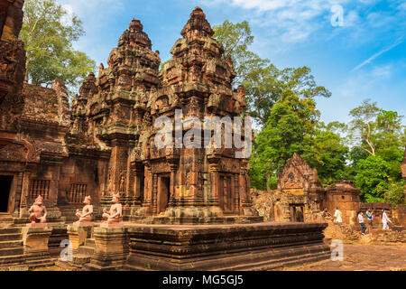 Jolie vue sur le sanctuaire du nord du Cambodge tour de Banteay Srei (Citadelle des Femmes) temple. L'entrée possède deux statues gardien de la porte. Banque D'Images