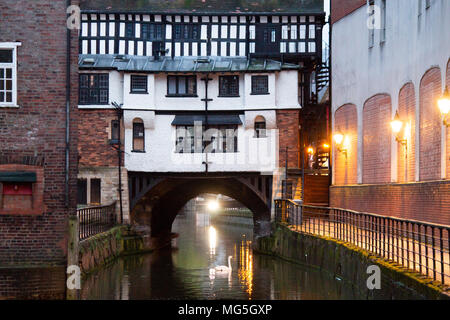 La rivière Whitham de Brayford Pool qui passe sous la ville de Lincoln, haut pont, centre connu sous le nom de glory hole. Banque D'Images