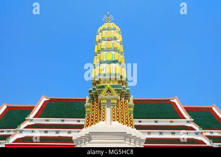 Stupa avec toit de l'Église antique et bleu ciel. Banque D'Images